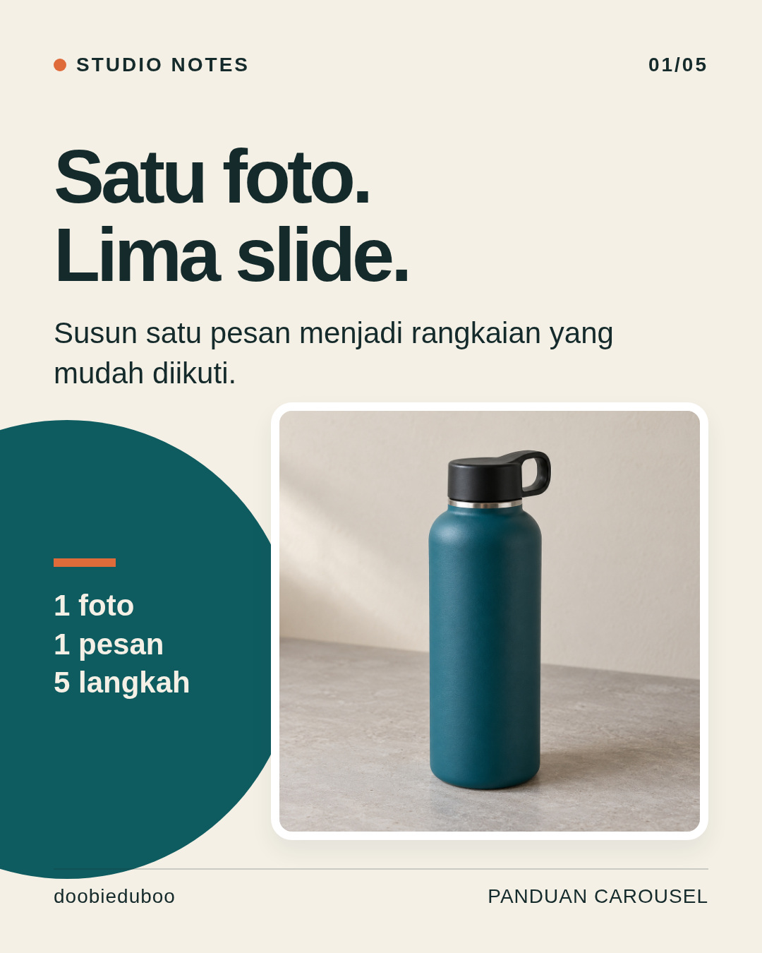 Slide 1 dari contoh carousel: Satu foto. Lima slide. Foto botol teal dalam tata letak ivory dan teal.