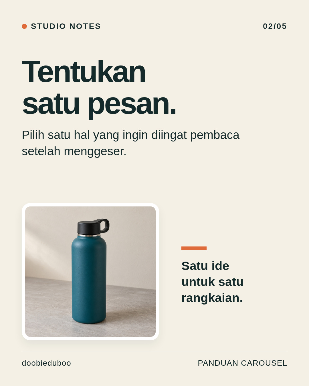 Slide 2 dari contoh carousel: Tentukan satu pesan. Foto botol teal dalam tata letak ivory dan teal.