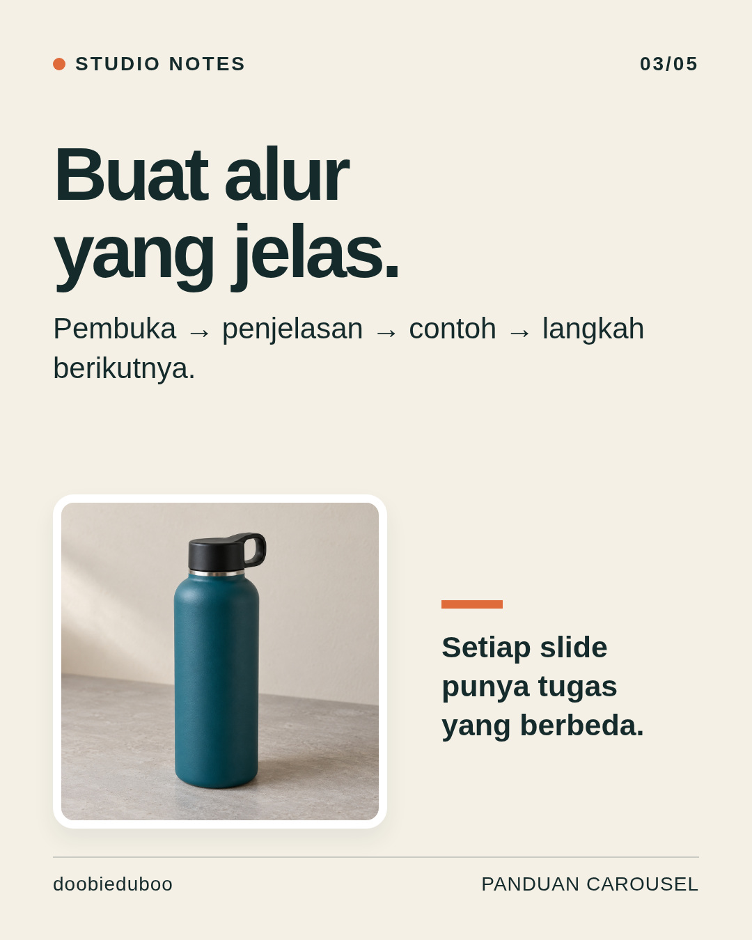 Slide 3 dari contoh carousel: Buat alur yang jelas. Foto botol teal dalam tata letak ivory dan teal.