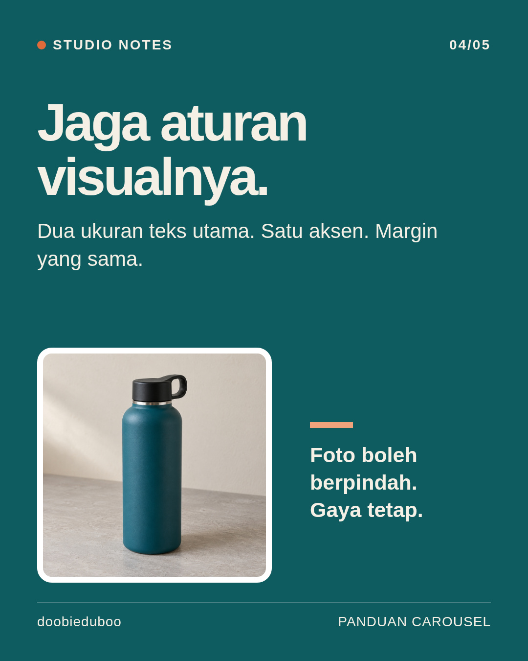 Slide 4 dari contoh carousel: Jaga aturan visualnya. Foto botol teal dalam tata letak ivory dan teal.