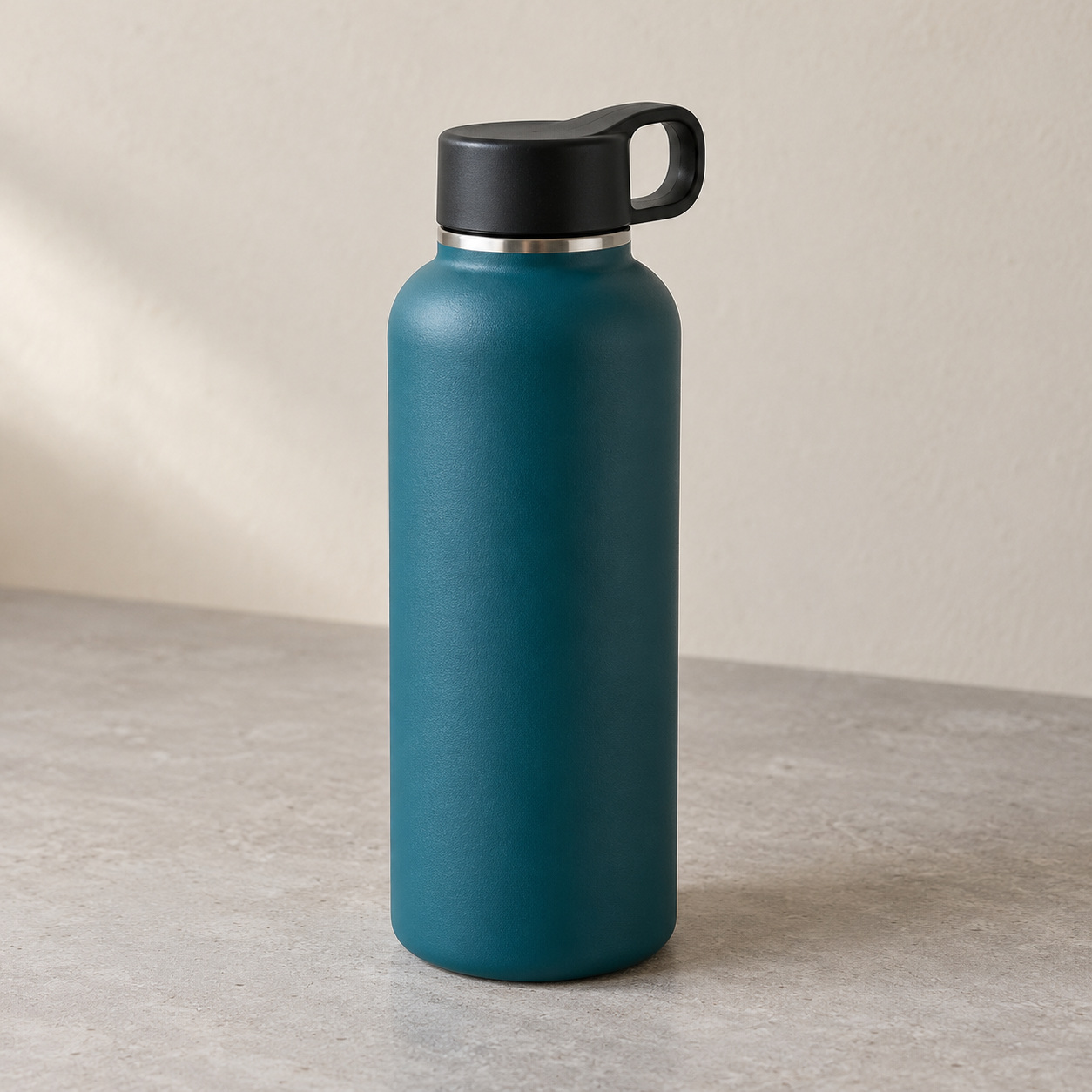 Ilustrasi AI botol minum rekaan berwarna teal dengan tutup hitam dan pegangan, berdiri pada meja abu-abu di depan dinding beige.